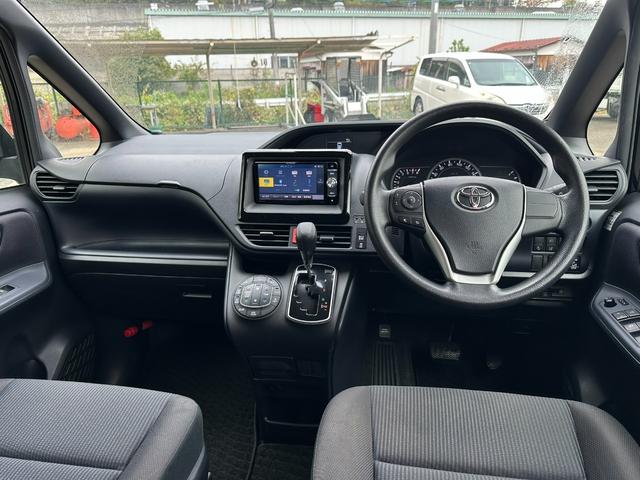 ノア Ｘ　４ＷＤ　衝突軽減ブレーキ　両側パワースライドドア　社外ナビゲーション　フリップダウンモニター　ＤＶＤ再生可能　Ｂｌｕｅｔｏｏｔｈ　バックカメラ　ＥＴＣ　社外エンジンスターター　ワイパーデアイサー（2枚目）