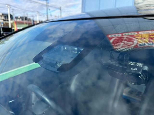 �J�����⃌�[�_�[�őO���̎ԗ�����s�҂����m���A�Փ˂̊댯�����鎞�Ƀu�U�[�Ŋ댯�����m�点�A����Ƀh���C�o�[�ɑ����ău���[�L�������Փ˂̔�Q���y�����܂��B�����Ƃ������ɖ��ɗ��V�X�e���ł���