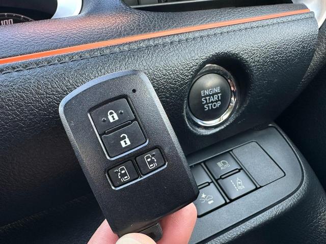 �o�b�N��|�P�b�g�ȂǂɎ����Ă��邾���ŎԂ̃J�M�̊J��G���W���̎n�����ł��܂��B�������X�}�[�g�L�[�̃X�C�b�`�ŗ��ꂽ�ꏊ����̃h�A���b�N�̊J���\�ł�