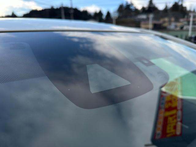 �J�����⃌�[�_�[�őO���̎ԗ�����s�҂����m���A�Փ˂̊댯�����鎞�Ƀu�U�[�Ŋ댯�����m�点�A����Ƀh���C�o�[�ɑ����ău���[�L�������Փ˂̔�Q���y�����܂��B�����Ƃ������ɖ��ɗ��V�X�e���ł���