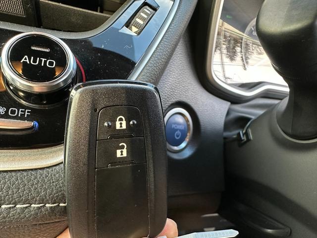 �o�b�N��|�P�b�g�ȂǂɎ����Ă��邾���ŎԂ̃J�M�̊J��G���W���̎n�����ł��܂��B�������X�}�[�g�L�[�̃X�C�b�`�ŗ��ꂽ�ꏊ����̃h�A���b�N�̊J���\�ł�