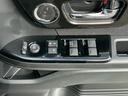 電動格納式ドアミラーとパワーウィンドウスイッチ。狭い駐車場や車庫でミラーをスイッチ一つで折りたためるのが便利ですね