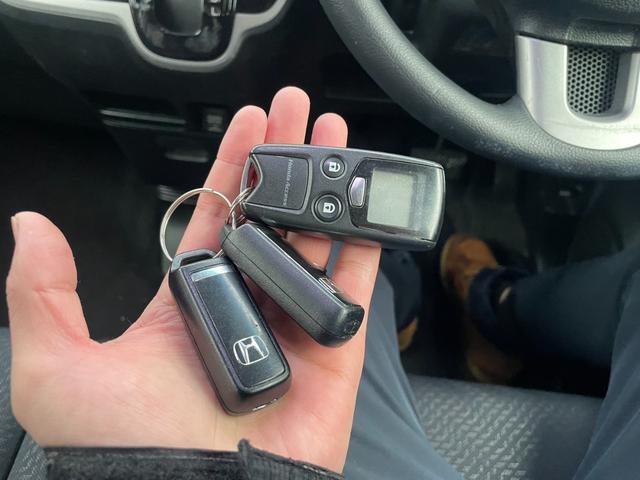 N-BOXカスタム G・Lパッケージ 車検2年 4WD パワースライドドア プッシュスタート スマートキー 純正アルミホイール エンジンスターター カロッツェリアナビテレビ オートエアコン フォグランプ パワーウィンドウ 電格ドアミラー(16枚目)