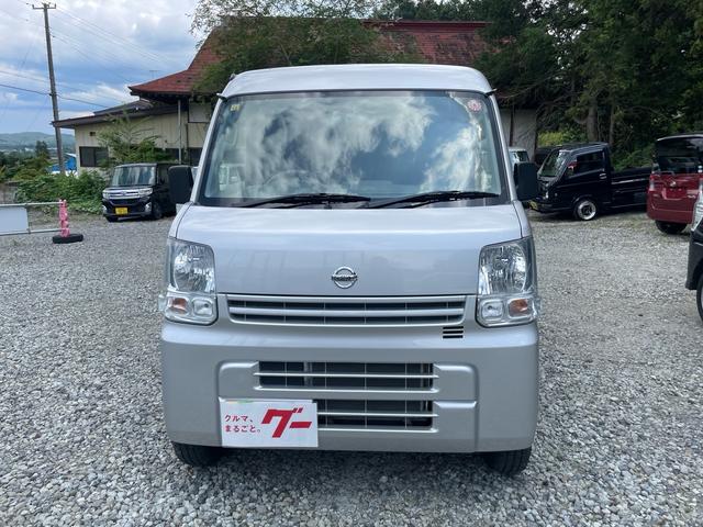 ＮＶ１００クリッパーバン ＤＸ　切り替え４ＷＤ　５速マニュアル　ナビ　テレビ　アルミホイール　スモークガラス（2枚目）