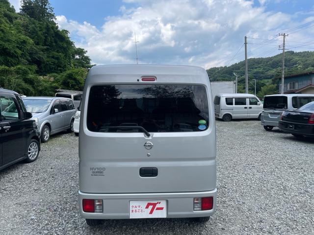 ＮＶ１００クリッパーバン ＤＸ　切り替え４ＷＤ　５速マニュアル　ナビ　テレビ　アルミホイール　スモークガラス（8枚目）