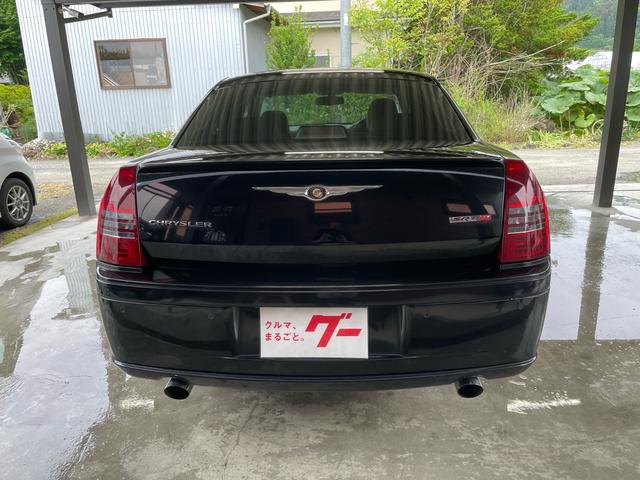 クライスラー・３００Ｃ ＳＲＴ８　ＨＥＭＩ６１００ＣＣエンジン搭載　サンルーフ　２０インチアルミ（8枚目）