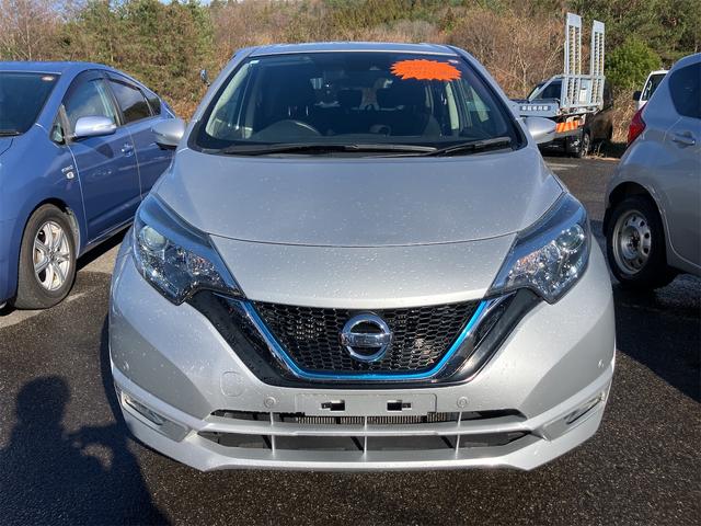 ノート ｅ－パワー　Ｂ　ＦＯＵＲ　４ＷＤ　ＥＴＣ　全周囲カメラ　クリアランスソナー　レーンアシスト　衝突被害軽減システム　オートライト　スマートキー　電動格納ミラー　ＣＶＴ　盗難防止システム　衝突安全ボディ　ＡＢＳ　ＥＳＣ　ＣＤ（12枚目）