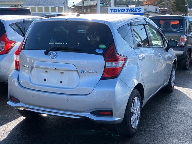 ノート ｅ－パワー　Ｂ　ＦＯＵＲ　４ＷＤ　ＥＴＣ　全周囲カメラ　クリアランスソナー　レーンアシスト　衝突被害軽減システム　オートライト　スマートキー　電動格納ミラー　ＣＶＴ　盗難防止システム　衝突安全ボディ　ＡＢＳ　ＥＳＣ　ＣＤ（18枚目）