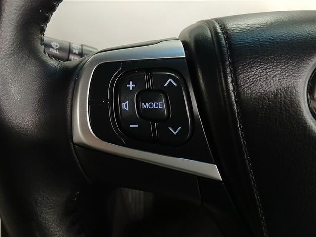 ステアリングには運転中でも簡単に操作できる各種スイッチついてます