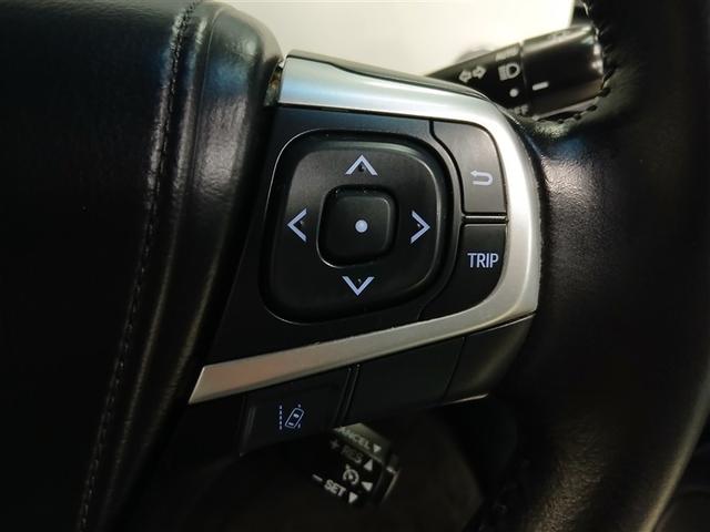 ステアリングには運転中でも簡単に操作できる各種スイッチついてます