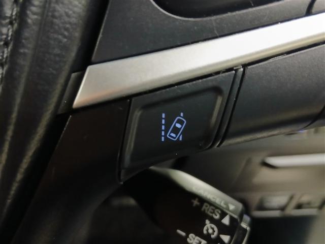 レーンディパーチャーアラートとは車線または走路からの逸脱の可能性を警告すると共に、車線または走路からの逸脱を避けるためのハンドル操作の一部を支援する機能です。