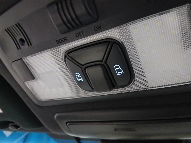 両側パワースライドドア付きだから、狭い駐車スペースなどでの　乗り降りラクラク！小さなお子さまのいるご家庭には嬉しい装備。