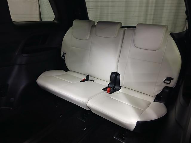 サードシートまでしっかり確保されており、家族や友人とのお出かけにも安心です
