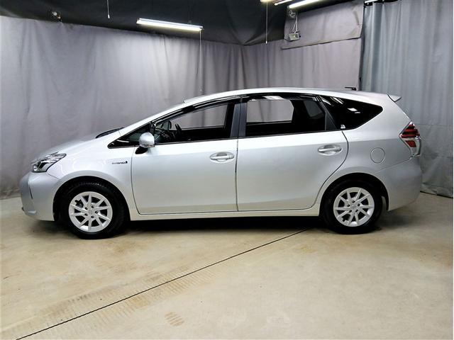 シルバーＭの上品なボディカラーに純正アルミホイール。スタイリッシュさと実用性を両立した一台です