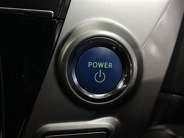 ポケットや鞄から出さずにエンジンスタートができる便利なプッシュスタート。ブレーキを踏みながらパワースイッチを押すだけで、エンジンが始動します