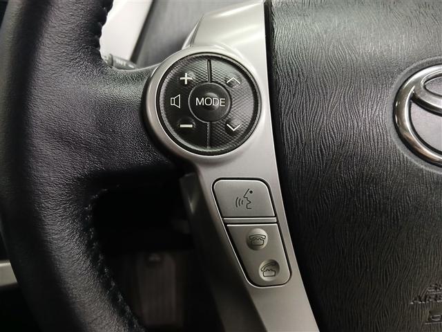 ステアリングには運転中でも簡単に操作できる各種スイッチついてます