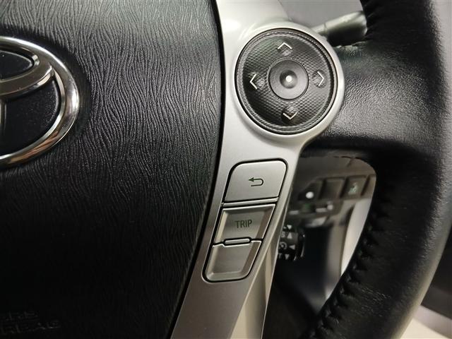 ステアリングには運転中でも簡単に操作できる各種スイッチついてます