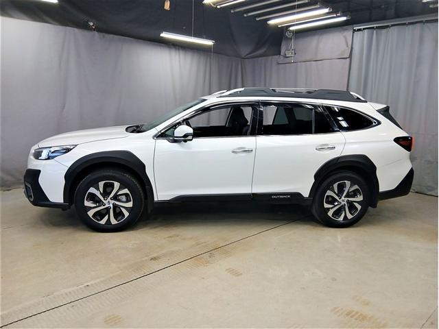 クリスタルホワイトパールのボディカラーが上品で清潔感を演出し、ＬＥＤヘッドランプが夜間走行をより安全に、スタイリッシュに照らします