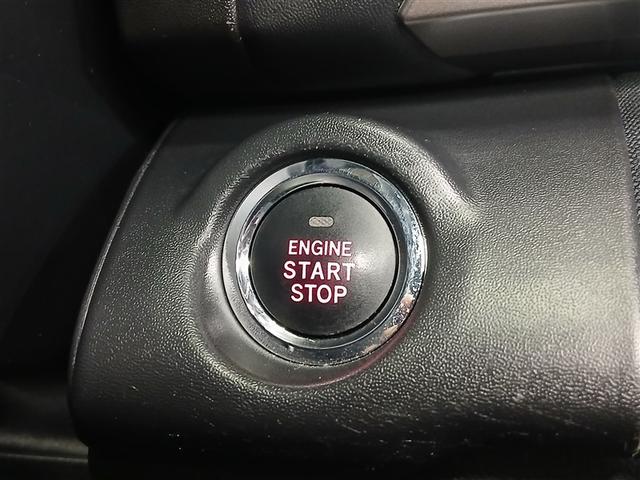 ポケットや鞄から出さずにエンジンスタートができる便利なプッシュスタート。ブレーキを踏みながらパワースイッチを押すだけで、エンジンが始動します