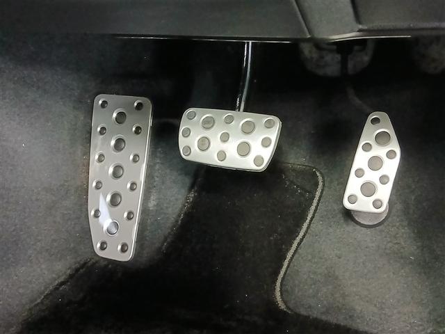 ゴムの滑り止めを組み合わせたアルミ製スポーツペダルです。靴が濡れていても滑りにくく、快適なドライブが楽しめます♪