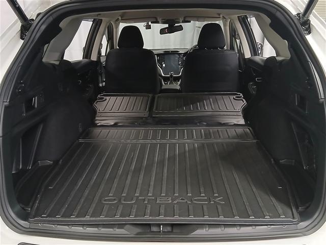 後部座席を倒せばさらに大容量の積載が可能となり、長尺物やスポーツギアもラクラク収納！