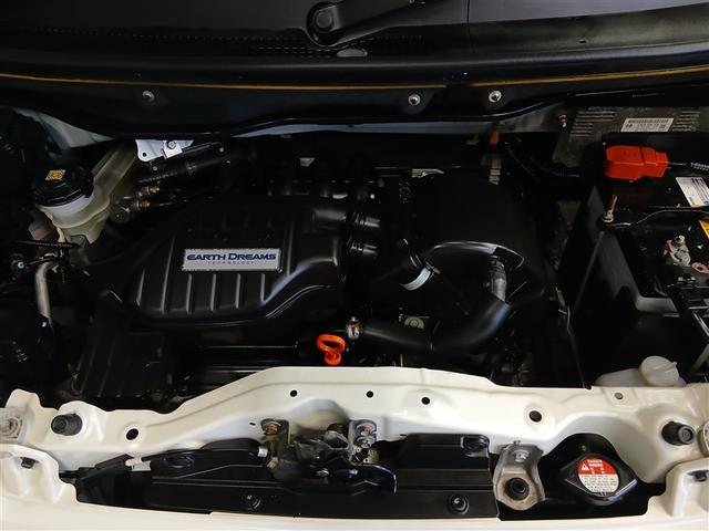 エンジンルームもきれいに洗剤とブラッシングでまるごとクリーニングしています