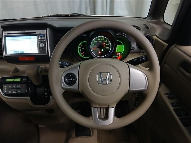 ステアリングスイッチ付き。前方から目を離すことなく操作することが可能です。