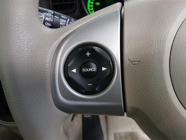 ステアリングには運転中でも簡単に操作できる各種スイッチついてます