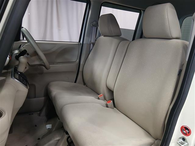 広々とした前席は、軽自動車とは思えない開放感。足元スペースもゆったり確保されており、長時間のドライブでも快適に過ごせます