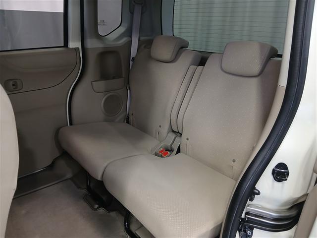 広々とした後部座席は、軽自動車とは思えないゆとりの空間。足元も天井も余裕があり、大人が乗っても快適に過ごせます。ベンチシート仕様で乗り降りもスムーズ、家族や友人とのお出かけにもぴったりです