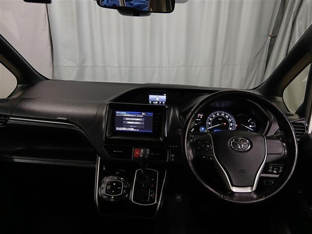 �u���b�N��̗����������f�U�C���ɁA�V���o�[�������A�N�Z���g�B�������Ǝ��F�������˔������C���p�l�́A�����Ԃ̃h���C�u�ł����K�ɉ߂����܂�