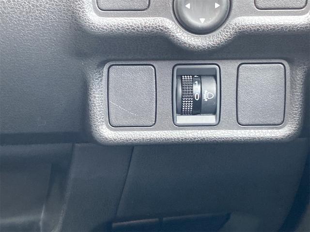 ノート ライダー　ブラックライン　４ＷＤ　ＥＴＣ　バックカメラ　ＴＶ　アルミホイール　スマートキー　電動格納ミラー　ＣＶＴ　盗難防止システム　衝突安全ボディ　ＡＢＳ　ＣＤ　ミュージックプレイヤー接続可　エアコン　パワーステアリング（35枚目）