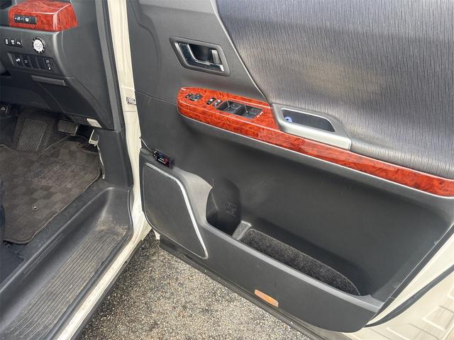 ヴェルファイア ３．５Ｚ　プラチナムセレクション　４ＷＤ　バックカメラ　ナビ　ＴＶ　クリアランスソナー　オートクルーズコントロール　両側電動スライドドア　ＨＩＤ　電動リアゲート　スマートキー　電動格納ミラー　オットマン　ＡＴ　アルミホイール　ＣＤ（28枚目）