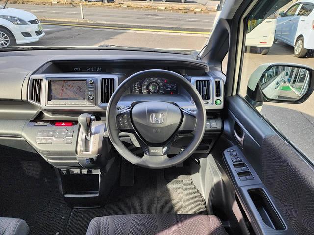 ステップワゴンスパーダ 　４ＷＤ　ＥＴＣ　全周囲カメラ　ナビ　エンジンスターター　ＴＶ　両側電動スライドドア　ＨＩＤ　スマートキー　電動格納ミラー　後席モニター　３列シート　ＡＴ　アルミホイール　ＣＤ　ＵＳＢ　盗難防止システム（13枚目）