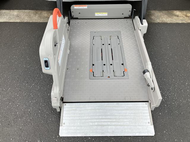 チェアキャブ車いす2名仕様 4WD 車いす用固定装置2基 リモコン付き電動スイングアームリフト 出てくる手摺り オートステップ 360度アラウンドビューモニタードライブレコーダー ドライブレコーダー エマージェンシーブレーキ(9枚目)