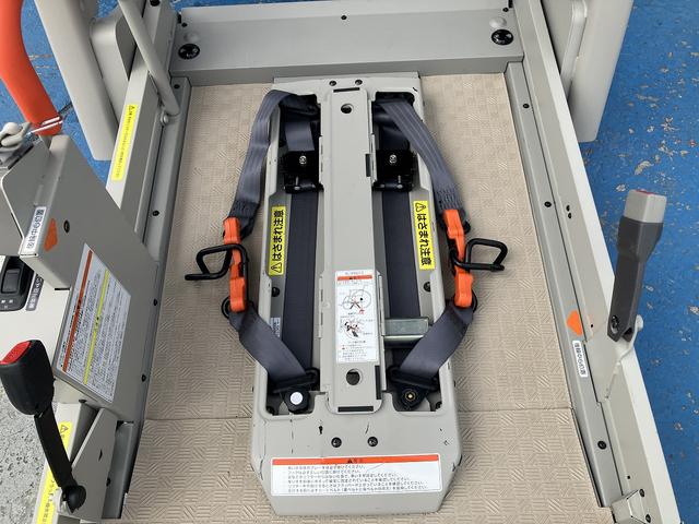セレナ ＨＶ　チェアキャブ　リフタータイプ　６人　４ＷＤ　リヤアームリフト　車いす用固定装置　オートステップ　手摺り　社外ＳＤナビ　フルセグＴＶ　ドライブレコーダー（前後）　セーフティ・シールド　アイドリングストップ　ハイビームアシスト（12枚目）