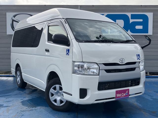 レジアスエースバン ウェルキャブＢタイプ　４ＷＤ　ディーゼルターボ　車いす用固定装置２基　リモコン付き電動スイングアームリフト　オートステップ　出てくる手摺り　パワースライドドア　Ｗエアコン　キーレス（4枚目）