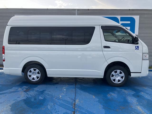 レジアスエースバン ウェルキャブＢタイプ　４ＷＤ　ディーゼルターボ　車いす用固定装置２基　リモコン付き電動スイングアームリフト　オートステップ　出てくる手摺り　パワースライドドア　Ｗエアコン　キーレス（5枚目）