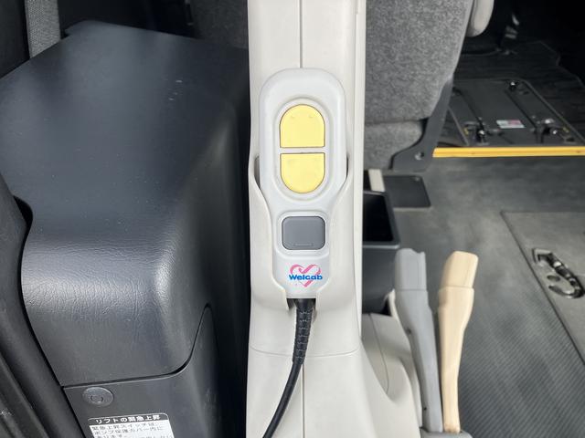 レジアスエースバン ウェルキャブＢタイプ　４ＷＤ　ディーゼルターボ　車いす用固定装置２基　リモコン付き電動スイングアームリフト　オートステップ　出てくる手摺り　パワースライドドア　Ｗエアコン　キーレス（12枚目）