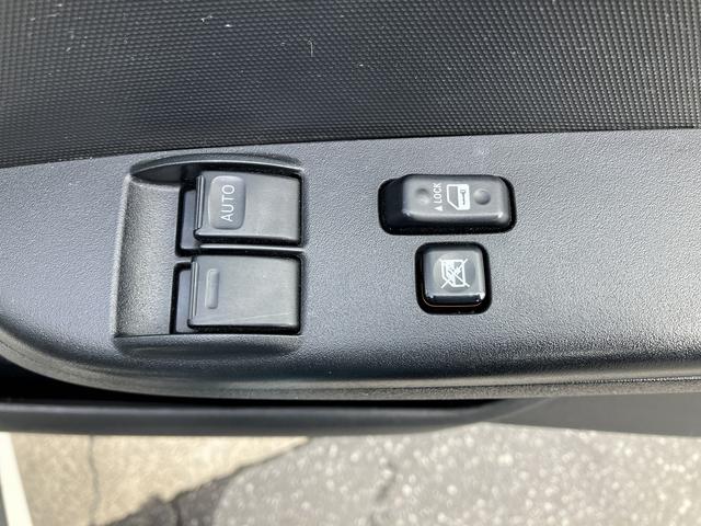 レジアスエースバン ウェルキャブＢタイプ　４ＷＤ　ディーゼルターボ　車いす用固定装置２基　リモコン付き電動スイングアームリフト　オートステップ　出てくる手摺り　パワースライドドア　Ｗエアコン　キーレス（32枚目）