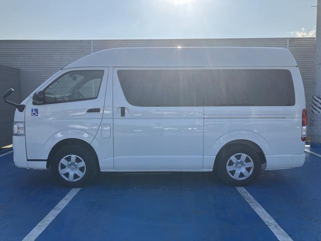 レジアスエースバン ウェルキャブＢタイプ　４ＷＤ　ディーゼルターボ　車いす用固定装置２基　リモコン付き電動スイングアームリフト　オートステップ　手摺り　パワースライドドア　純正ＳＤナビ　ワンセグＴＶ　バックカメラ　ＥＴＣ（6枚目）