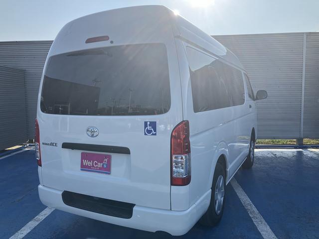 レジアスエースバン ウェルキャブＢタイプ　４ＷＤ　ディーゼルターボ　車いす用固定装置２基　リモコン付き電動スイングアームリフト　オートステップ　手摺り　パワースライドドア　純正ＳＤナビ　ワンセグＴＶ　バックカメラ　ＥＴＣ（7枚目）