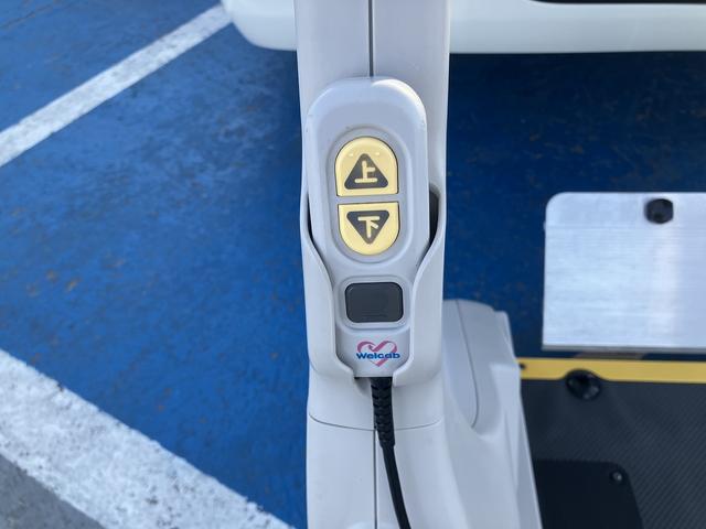 レジアスエースバン ウェルキャブＢタイプ　４ＷＤ　ディーゼルターボ　車いす用固定装置２基　リモコン付き電動スイングアームリフト　オートステップ　手摺り　パワースライドドア　純正ＳＤナビ　ワンセグＴＶ　バックカメラ　ＥＴＣ（10枚目）