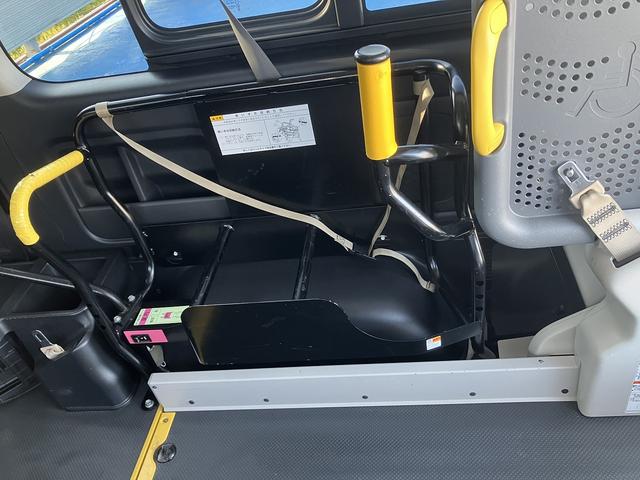 レジアスエースバン ウェルキャブＢタイプ　４ＷＤ　ディーゼルターボ　車いす用固定装置２基　リモコン付き電動スイングアームリフト　オートステップ　手摺り　パワースライドドア　純正ＳＤナビ　ワンセグＴＶ　バックカメラ　ＥＴＣ（13枚目）