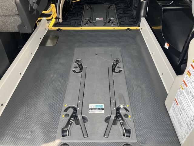ハイエースバン ウェルキャブＢタイプ　４ＷＤ　ディーゼルターボ　車いす用固定装置２基　リモコン付き電動スイングアームリフト　オートステップ　手摺り　バックカメラ　Ｗエアコン　キーレス（12枚目）