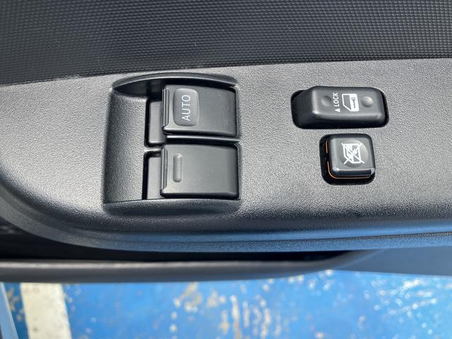 ハイエースバン ウェルキャブＢタイプ　４ＷＤ　ディーゼルターボ　車いす用固定装置２基　リモコン付き電動スイングアームリフト　オートステップ　手摺り　バックカメラ　Ｗエアコン　キーレス（30枚目）
