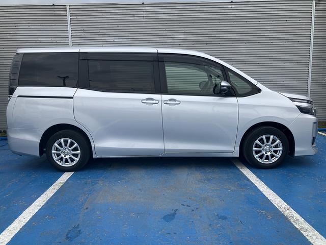 ヴォクシー Ｘ　スロープタイプＩ車いす２脚仕様　４ＷＤ　車いす用スロープ　車いす用固定装置２基　片側パワースライドドア　純正ＳＤナビ　ワンセグＴＶ　バックカメラ　ドライブレコーダー　ＥＴＣ　ＧＰＳレーダー　社外ＡＷ（5枚目）