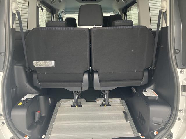 ヴォクシー Ｘ　スロープタイプＩ車いす２脚仕様　４ＷＤ　車いす用スロープ　車いす用固定装置２基　片側パワースライドドア　純正ＳＤナビ　ワンセグＴＶ　バックカメラ　ドライブレコーダー　ＥＴＣ　ＧＰＳレーダー　社外ＡＷ（13枚目）