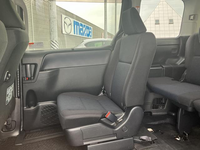 ヴォクシー Ｘ　スロープタイプＩ車いす２脚仕様　４ＷＤ　車いす用スロープ　車いす用固定装置２基　片側パワースライドドア　純正ＳＤナビ　ワンセグＴＶ　バックカメラ　ドライブレコーダー　ＥＴＣ　ＧＰＳレーダー　社外ＡＷ（16枚目）