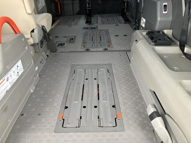 ＮＶ３５０キャラバンバン チェアキャブ車いす４名仕様　４ＷＤ　ディーゼルターボ　車いす用固定装置４基　リヤアームリフト　手摺り　オートステップ　３６０°アラウンドビューモニター　ドライブレコーダー　エマージェンシーブレーキ（12枚目）